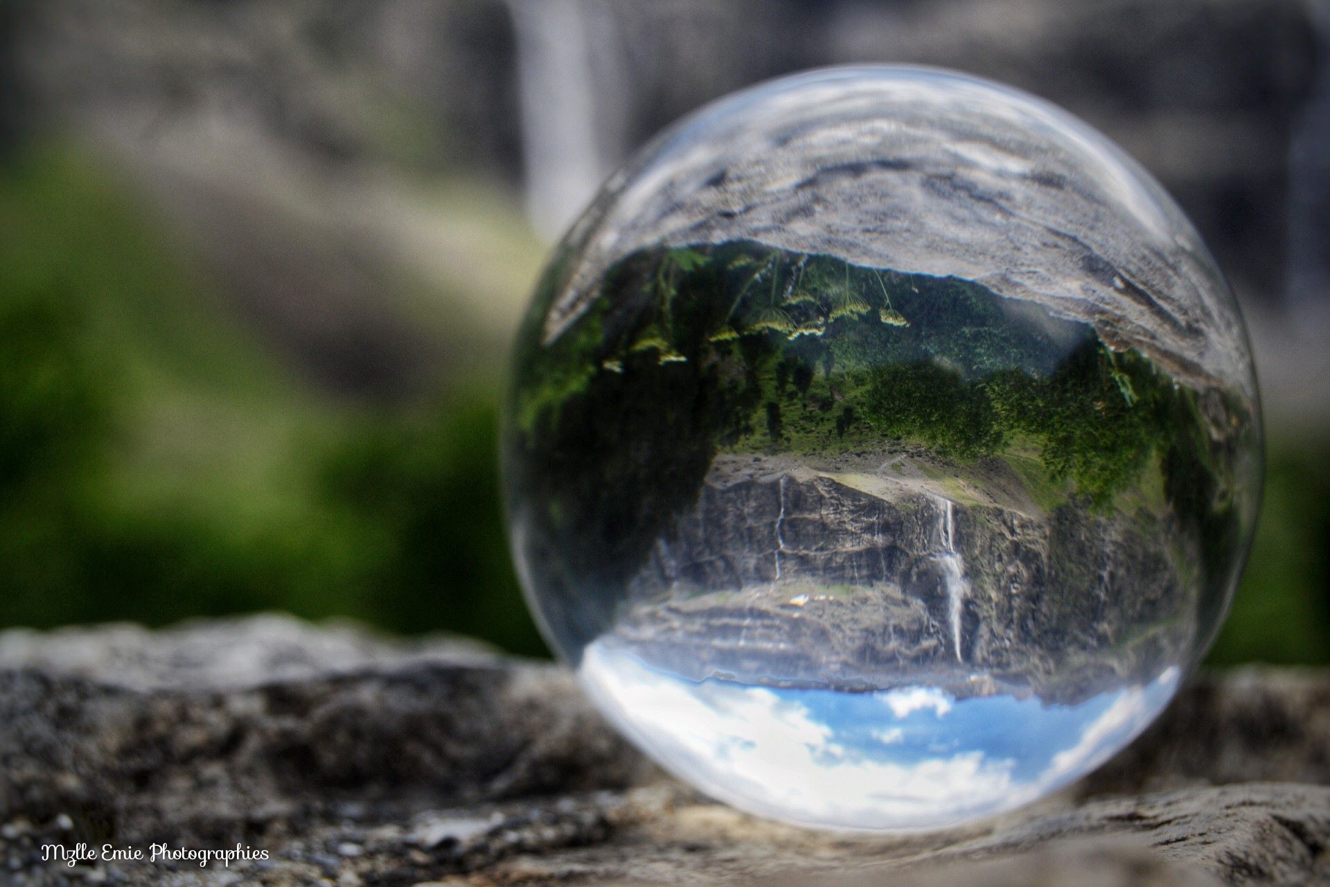 photo de paysage prise au travers d'une boule de cristal dans une ligthbox