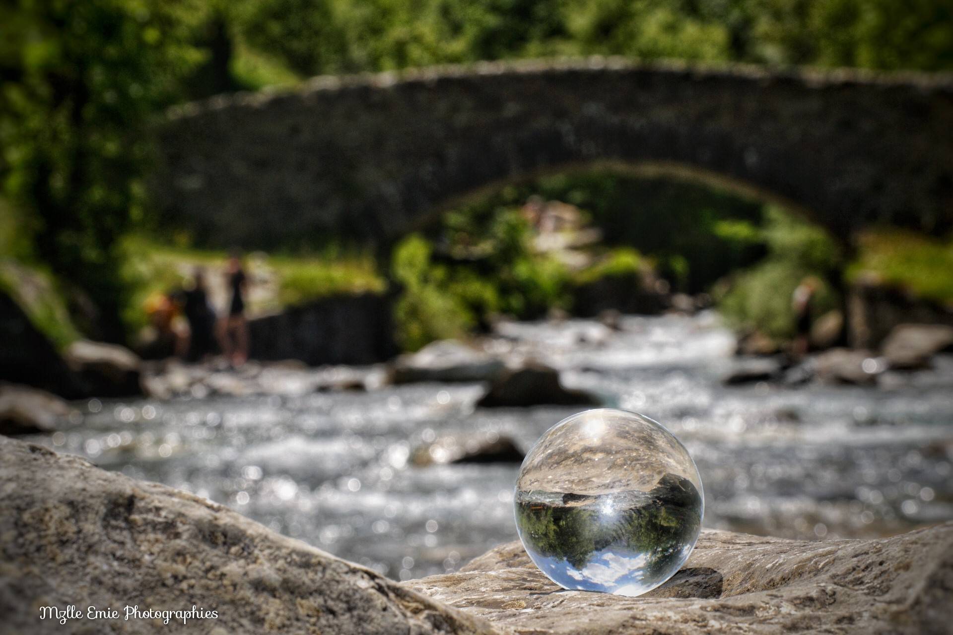 photo de paysage prise au travers d'une boule de cristal dans une ligthbox