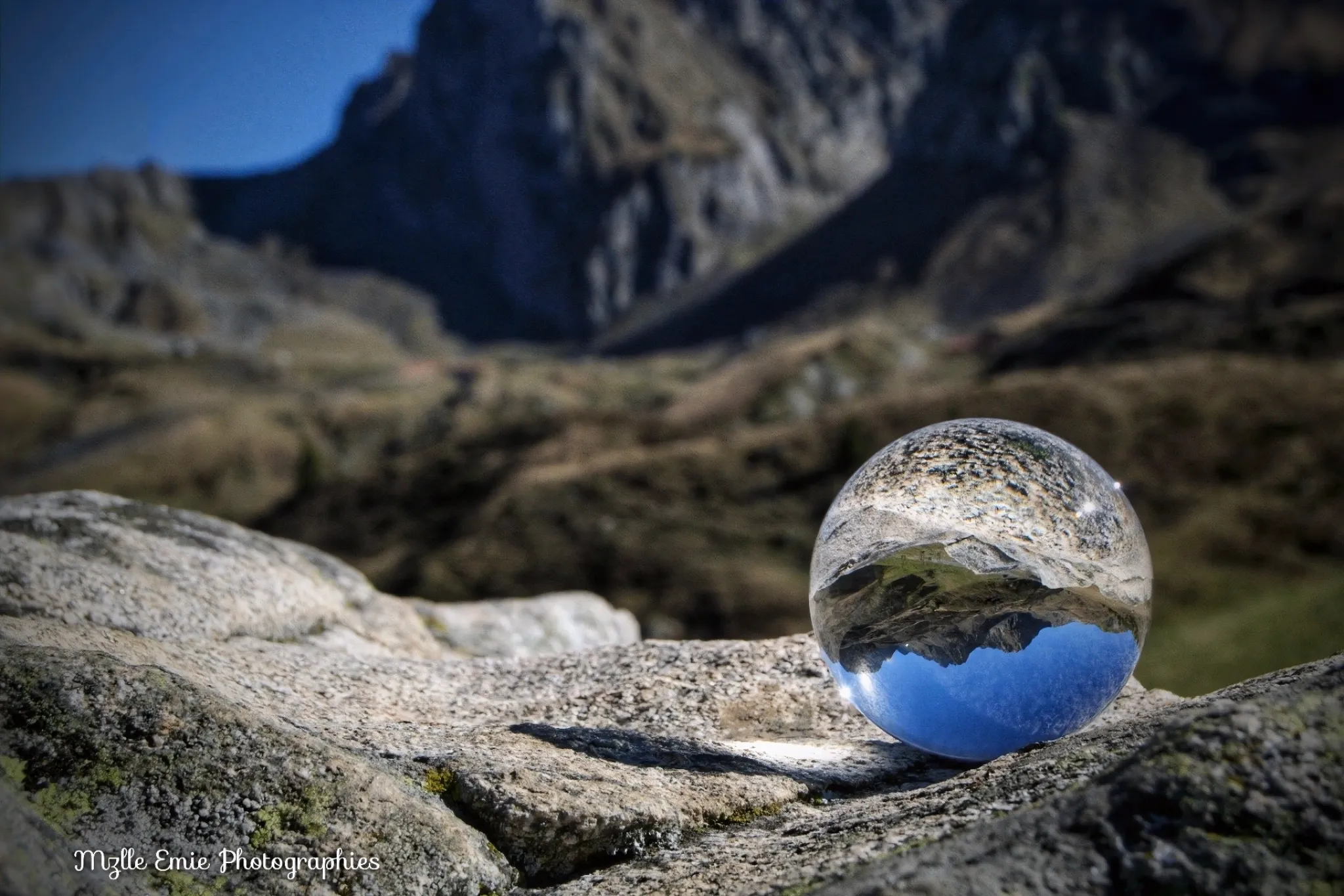 photo de paysage prise au travers d'une boule de cristal dans une ligthbox